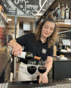 Sabrina serveuse chez Ô'Marcat cuisine locale à Dax