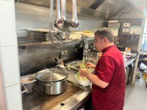 Cédric notre cuisinier chez Ô'Marcat cuisine locale à Dax