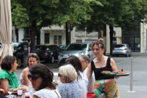 Sabrina serveuse chez Ô'Marcat cuisine locale à Dax